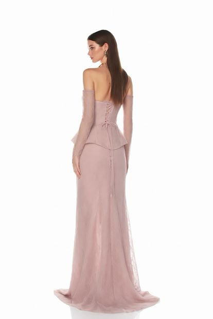 Robe de soirée en dentelle rose avec détail péplum